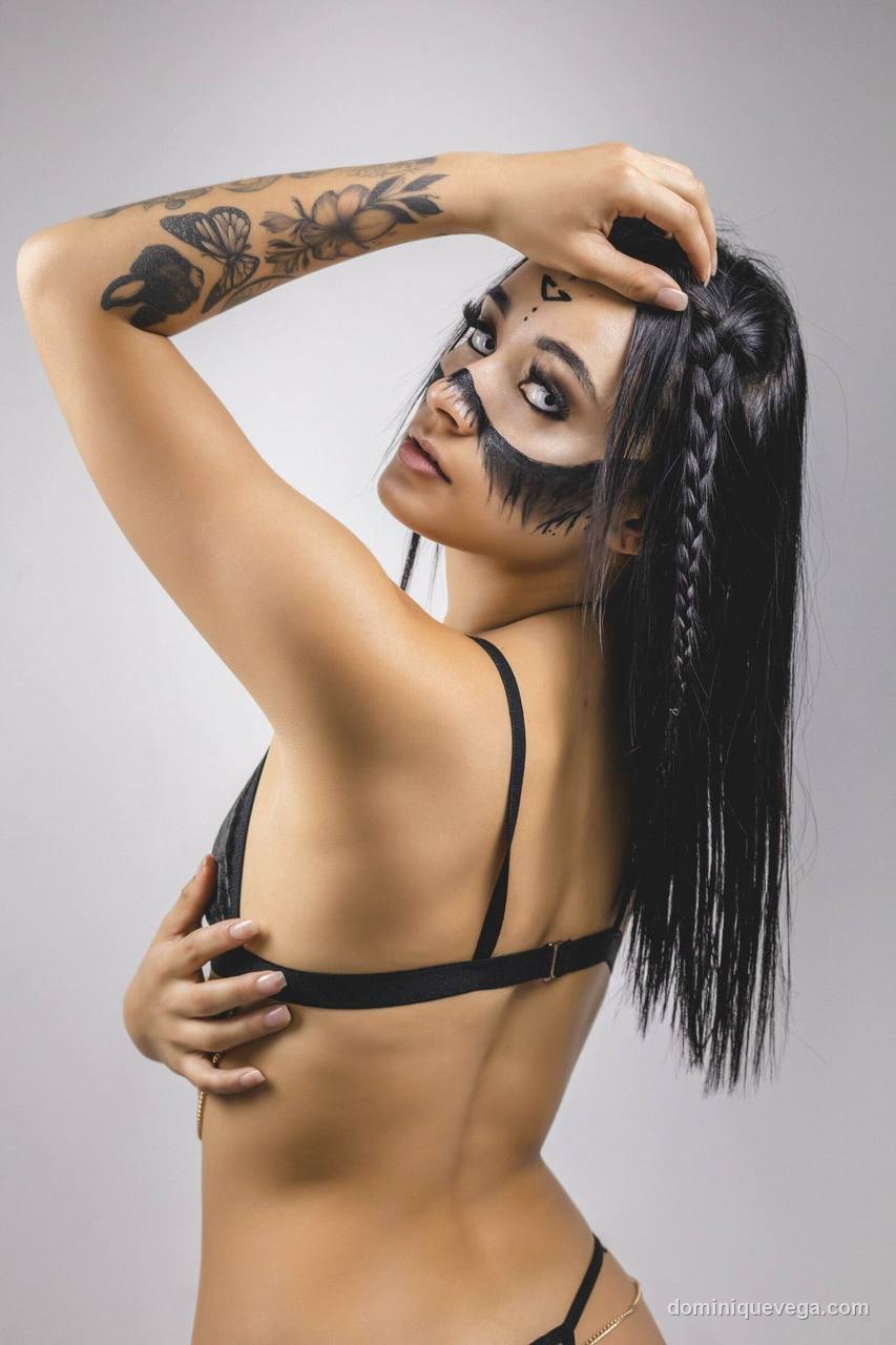 Dominique Vega bikini cam girl italiana