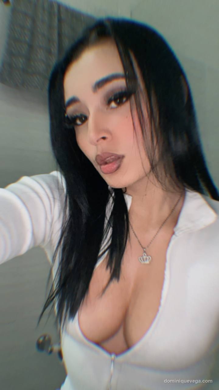 Dominique Vega clothed cam girl italiana