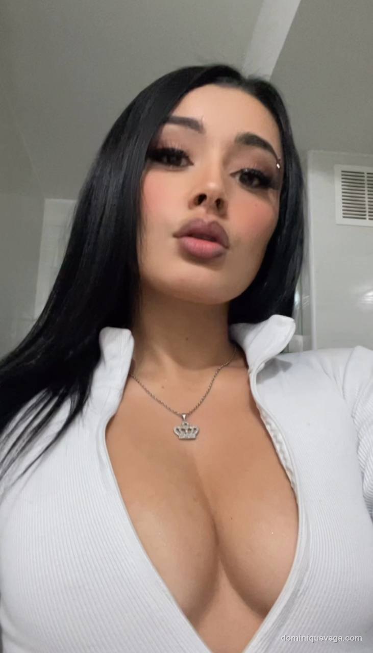 Dominique Vega clothed cam girl italiana