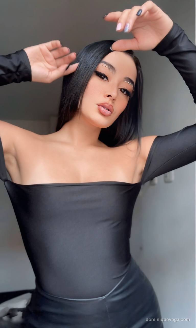 Dominique Vega clothed cam girl italiana