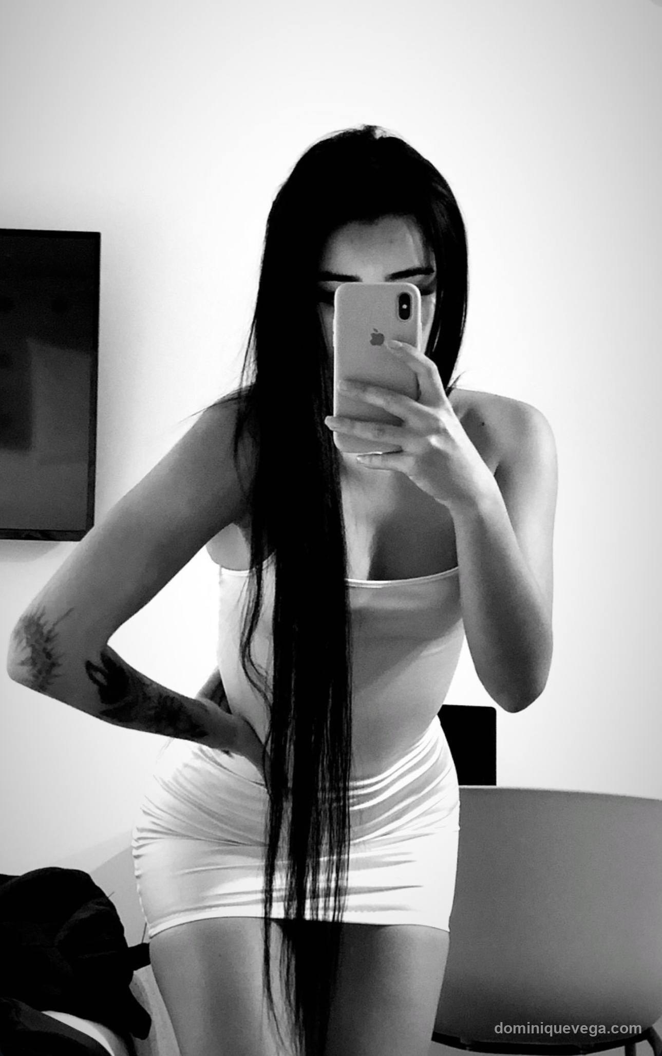 Dominique Vega clothed cam girl italiana