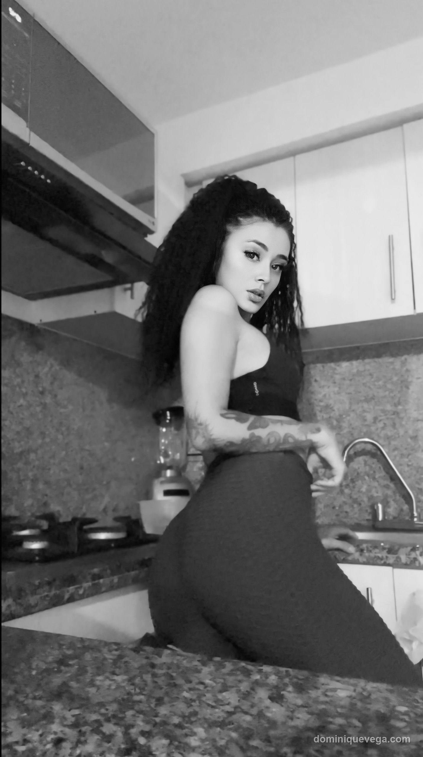 Dominique Vega clothed cam girl italiana