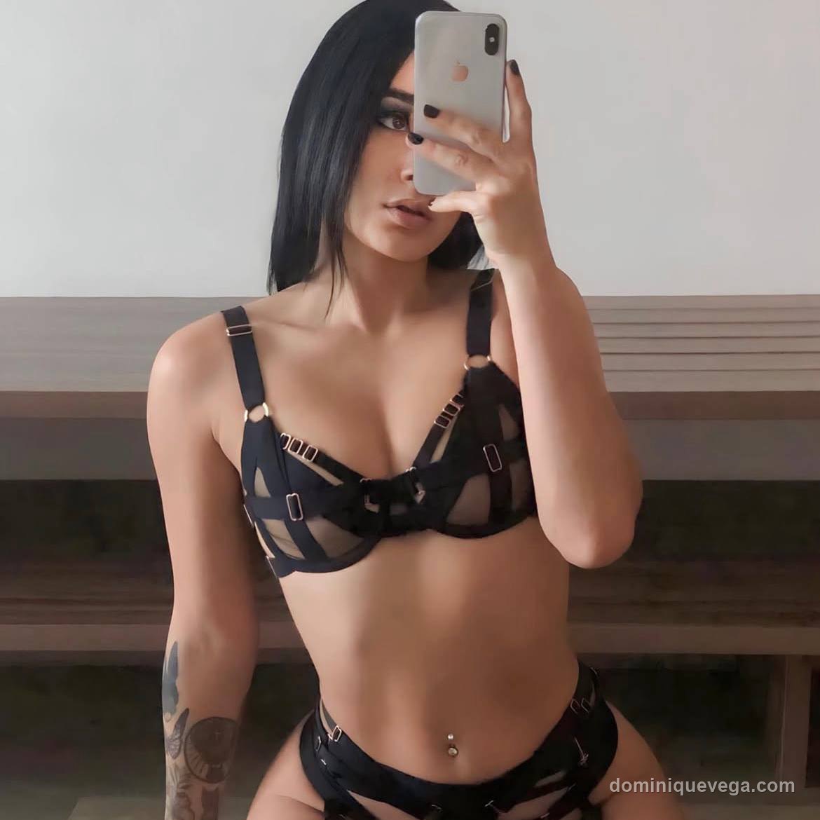 Dominique Vega lingerie cam girl italiana
