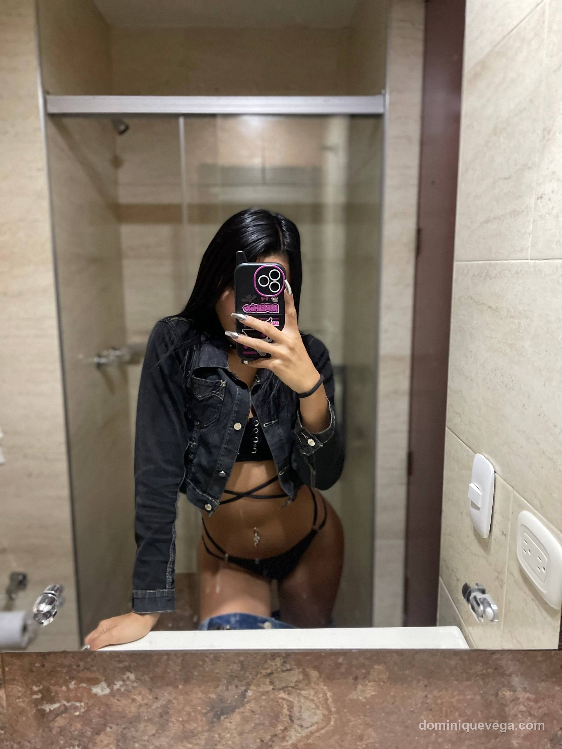 Dominique Vega lingerie cam girl italiana