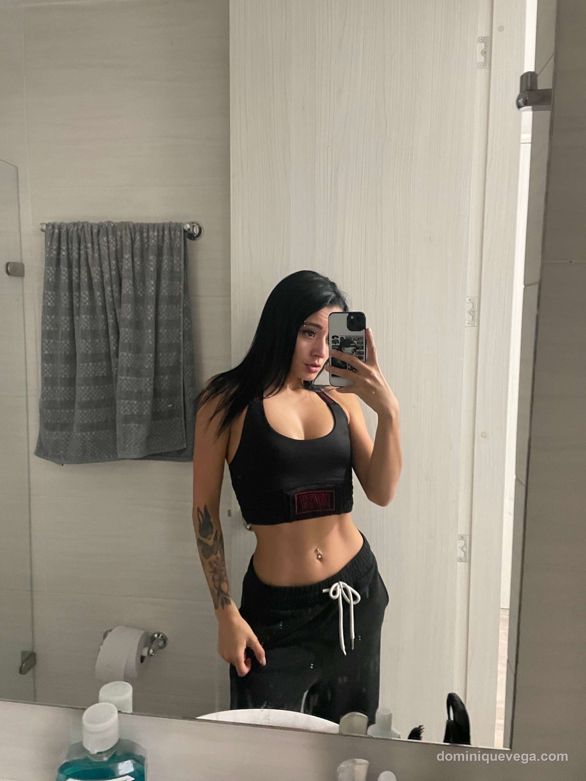 Dominique Vega lingerie cam girl italiana